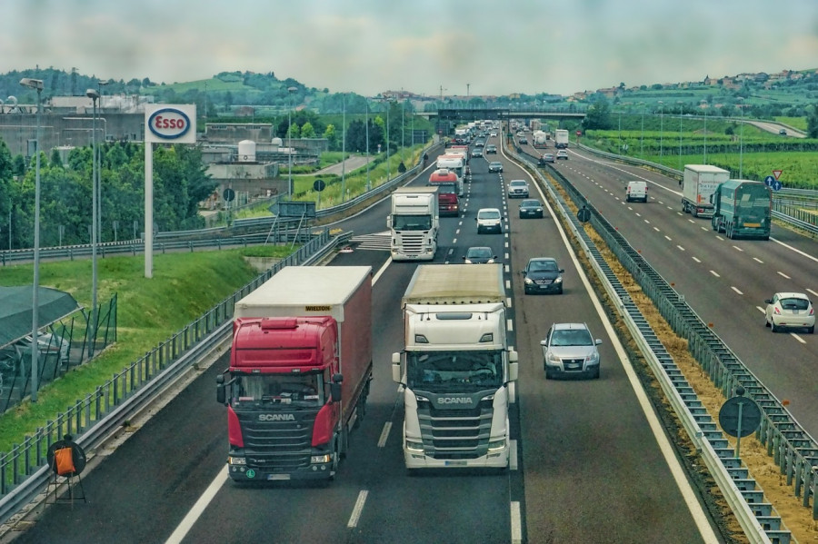 Camiones autopista pixabay