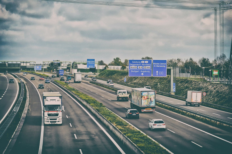 Camiones autopista pixabay (2)