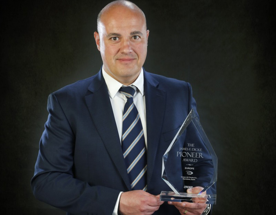 Crown james f. dicke pioneer award perecarles crownbarcelona 33917