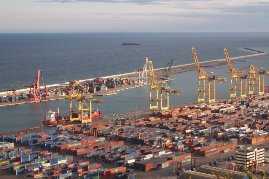 Contenedores en el puerto de barcelona 30939