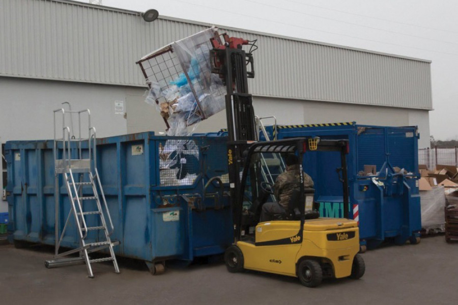 Yale electric counterbalance truck outside sacchi 28750