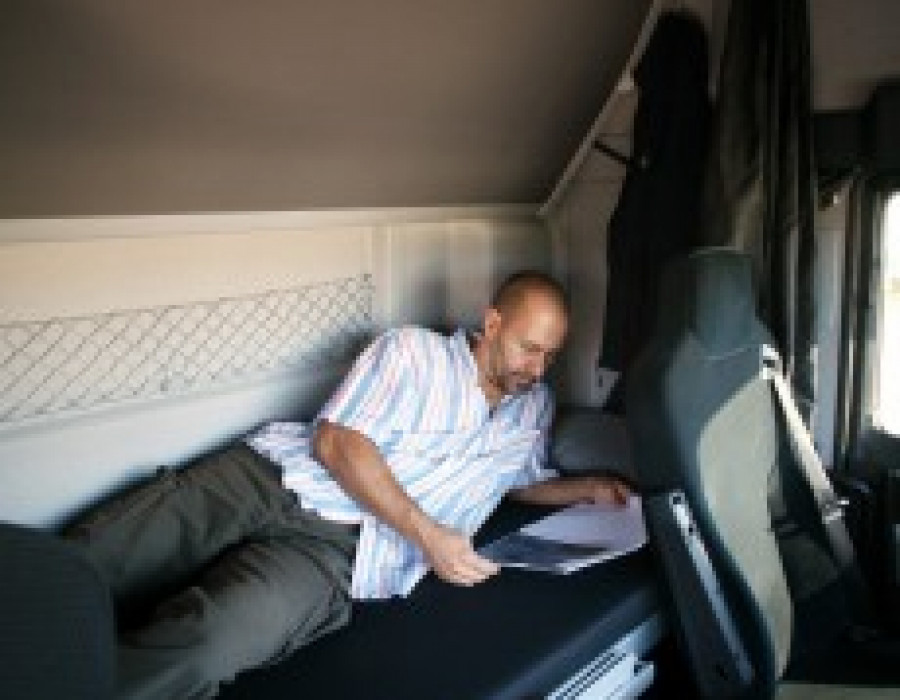 Conductor en cabina 28611