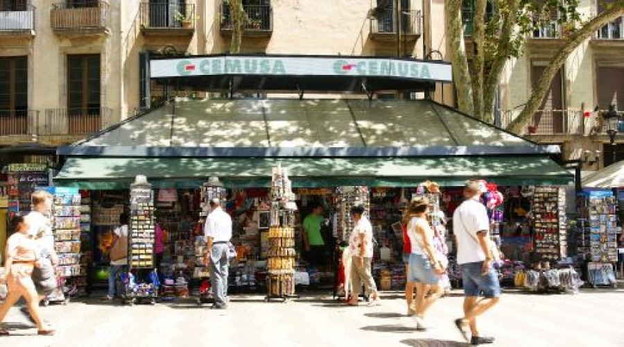 Quiosco de prensa  y otros barcelona123rf 7106