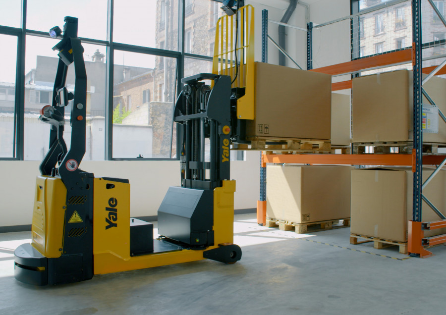 Yale MC Series Counterbalanced Stacker 1