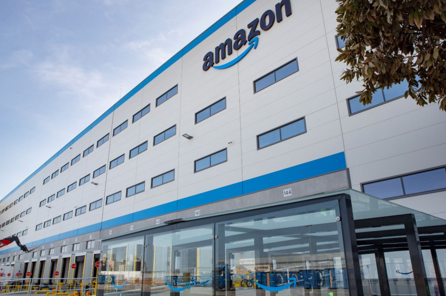 Fachada del centro logístico de Amazon en Dos Hermanas