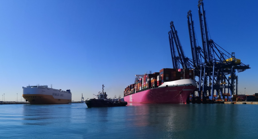 Barco atracando Valenciaport
