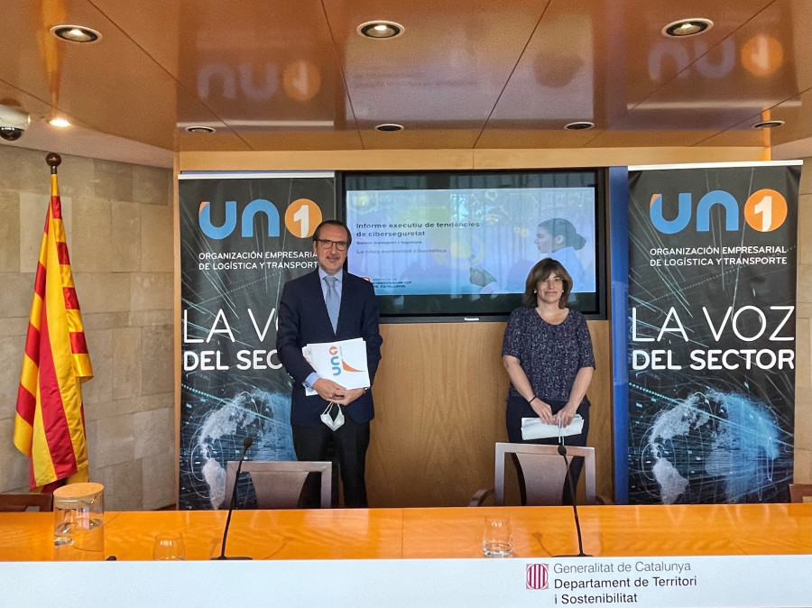 La directora general de Transportes y Movilidad de la Generalitat de Catalunya, Mercè Rius, y el presidente de UNO Logística, Francisco Aranda