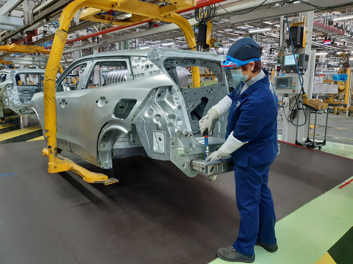 El sector del automóvil está atravesando por una difícil situación debido a la falta de componentes. Varias plantas han tenido que parar la producción de vehículos nuevos.