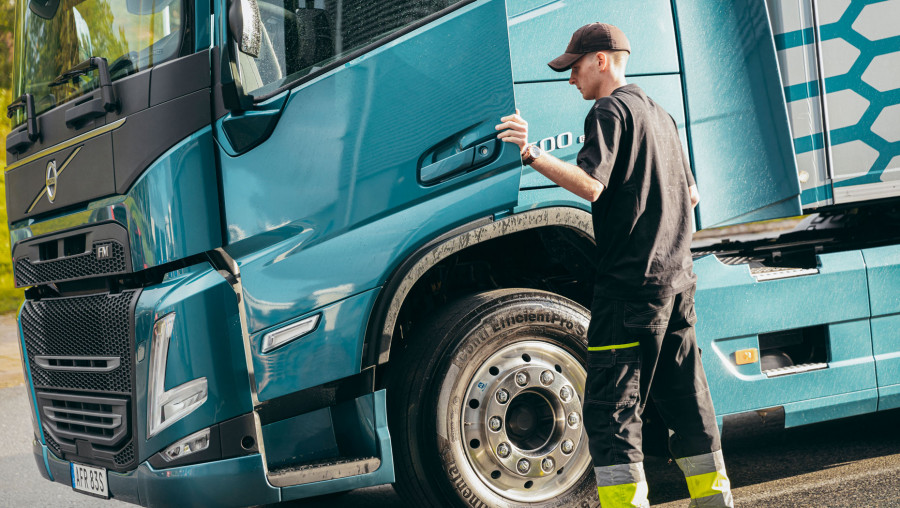 0041 1860x1050 R2A0507 FM Driver enter the truck