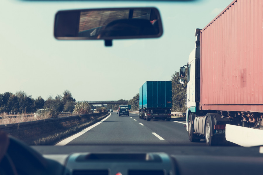 Varios camiones circulando en carretera