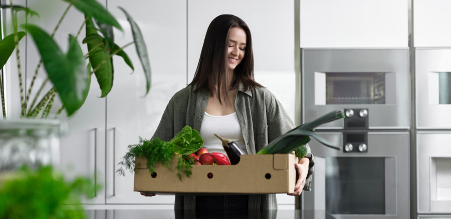 621c91601643e4d7f2d54394 Hero 3200x1560 woman in kitchen gorcery p 2000