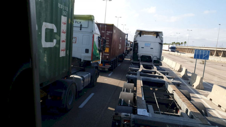 Colas en el acceso al Puerto de València