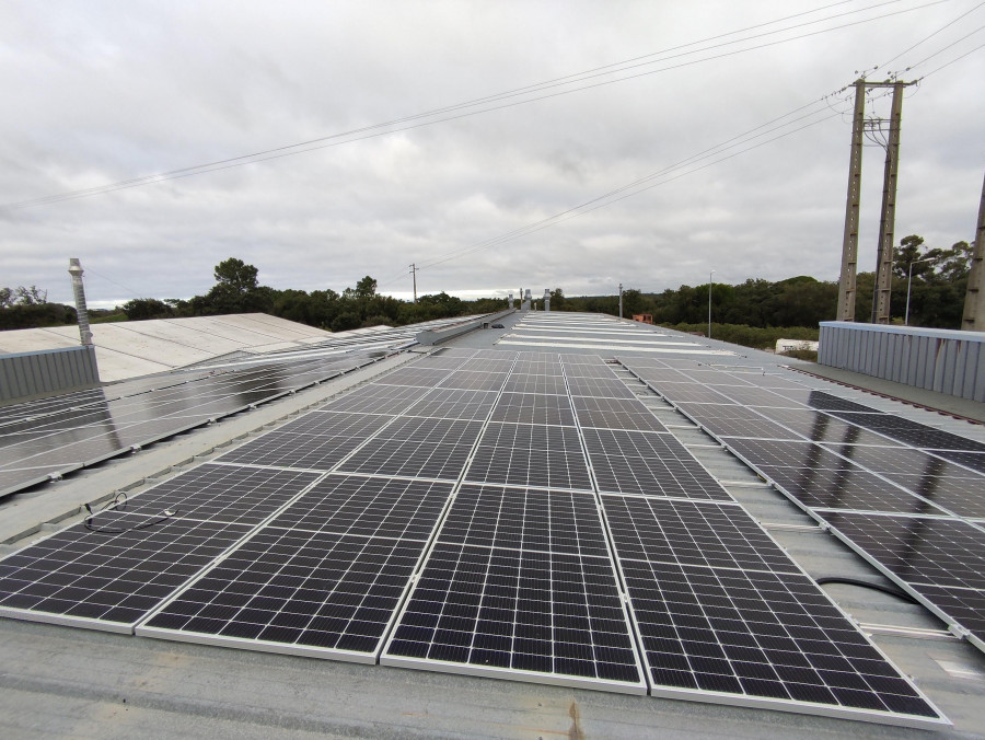Paneles solares en el centro logístico GEFCO de Setúbal