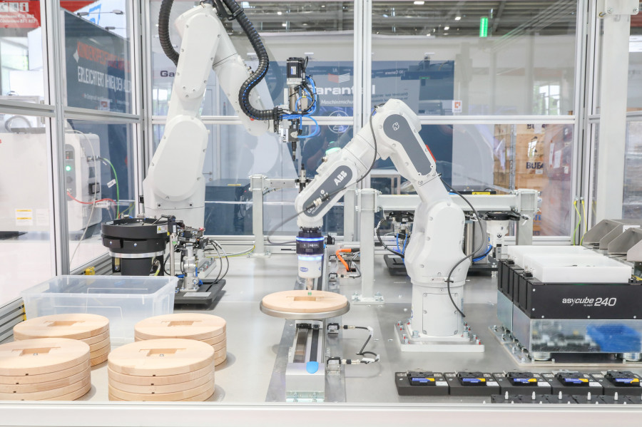 ABB Robotics CRB 1100 SWIFTI clock assembly demo at Automatica 2022 1