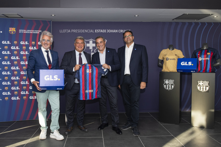 De izqda a derecha. Xavier Puig, directivo responsable del fútbol femenino del F.C. Barcelona y el presidente Joan Laporta. De GLS, Luis Doncel, General Manager Iberia y Roberto Martínez, Chief Fi