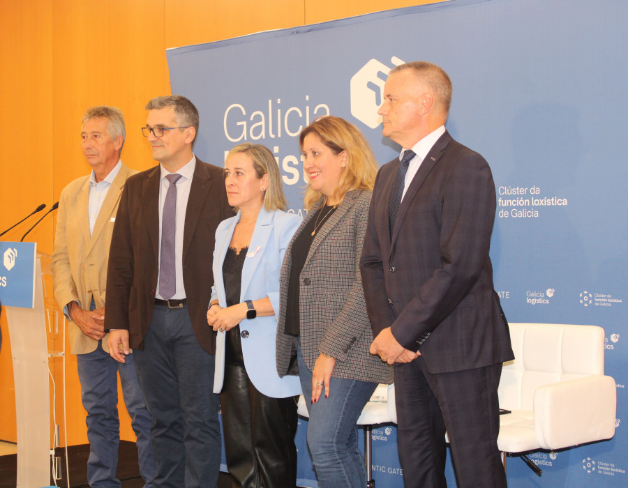 Gerente del Clúster acompañado de conselleira y Presidente Confederación Empresarios Pontevedra