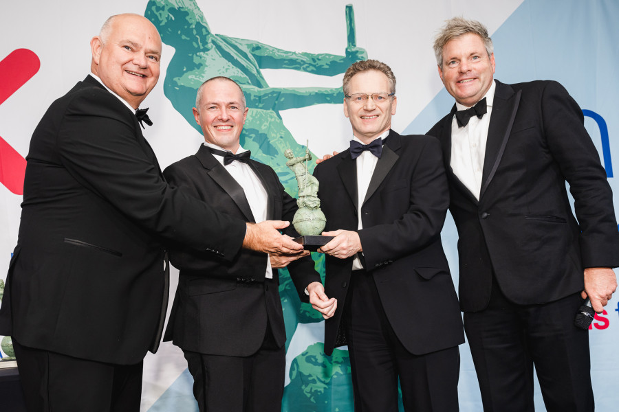 Phil Mean y Robert O’Donoghue (en el centro) recogiendo el premio «Archie»