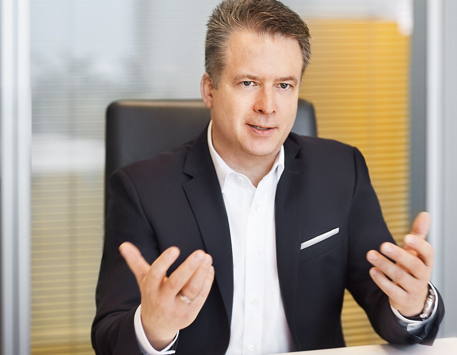 Dr. Lars Brzoska