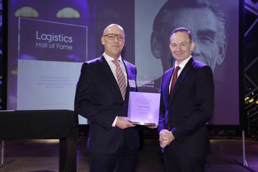 Volker Sdunzig, Senior Vice President of CHEP Central and Eastern Europe, receives the award from German Minister