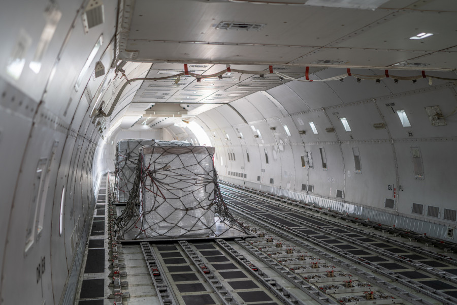 Cargamento de productos frescos en un avión.Image Source Adobe Stock