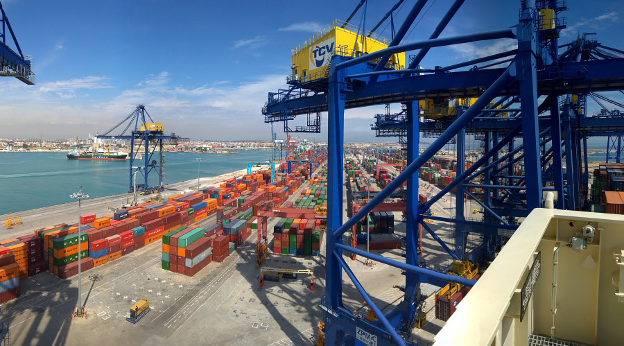 Vista Puerto Valencia carga y descarga contenedores