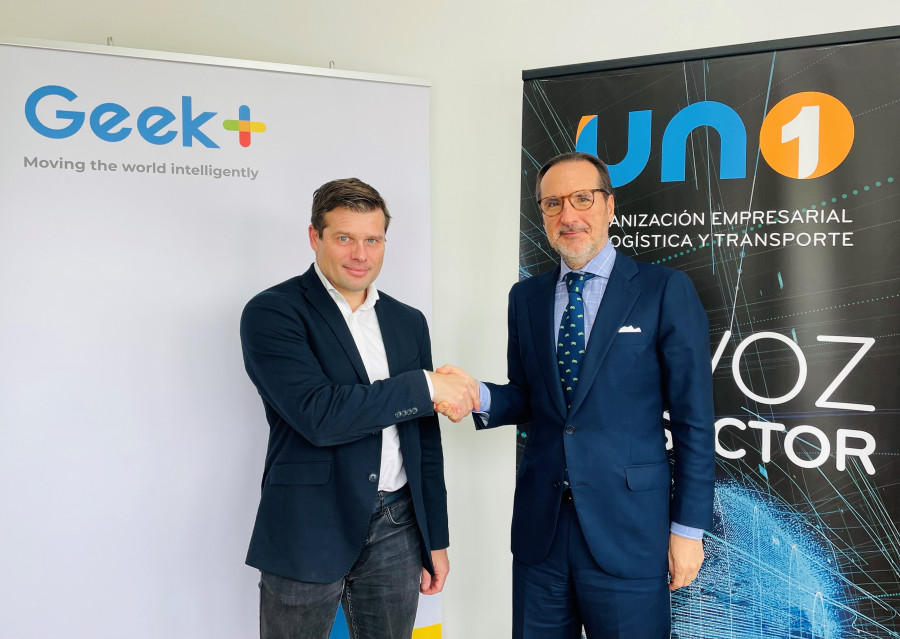 El Sales director para España de Geek , Marco de Brujin, y el presidente de UNO, Francisco Aranda