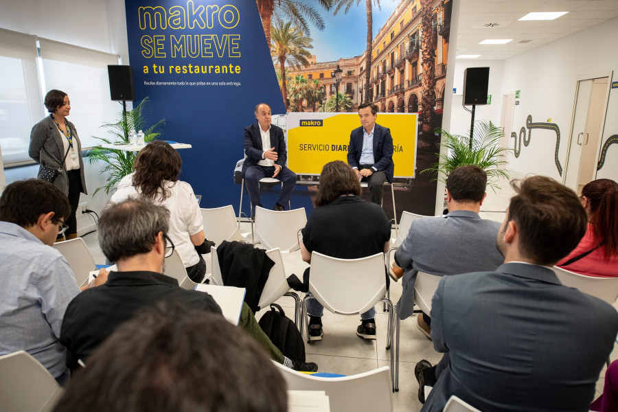 Makro David Martínez Fontano (izq) y Eduardo López Puertas (dch) rueda de prensa plano general