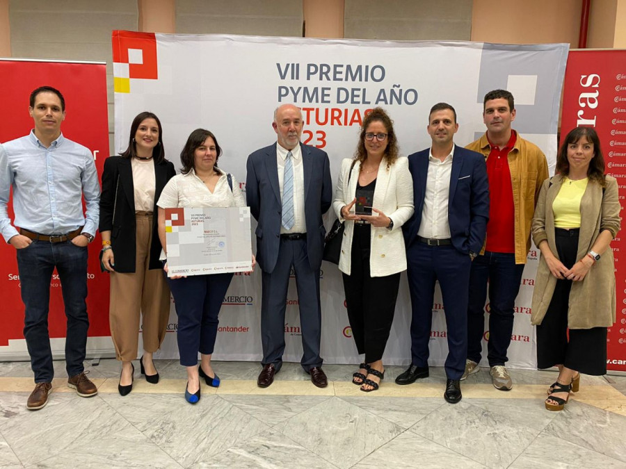 Naeco El equipo naeco acompanÞoì a Antonio Fernaìndez en la recogida del premio. NP Naeco, galardonada con el Premio PYME del anÞo