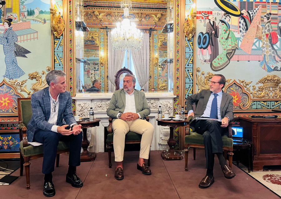 El National Sales & Marketing Manager Kuehne   Nagel, Sabino Urtiaga, el presidente de la Cámara de Comercio, Industria y Servicios de Madrid, Ángel Asensio, y el presidente de UNO, Francisco Aranda