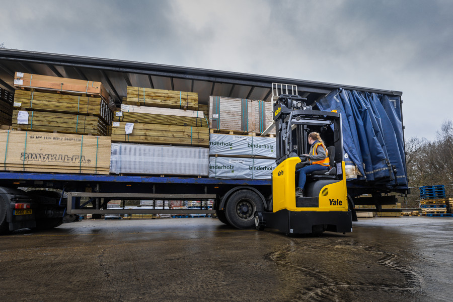 Yale MRO16 20 OutdoorReach Truck  UnloadingLorry