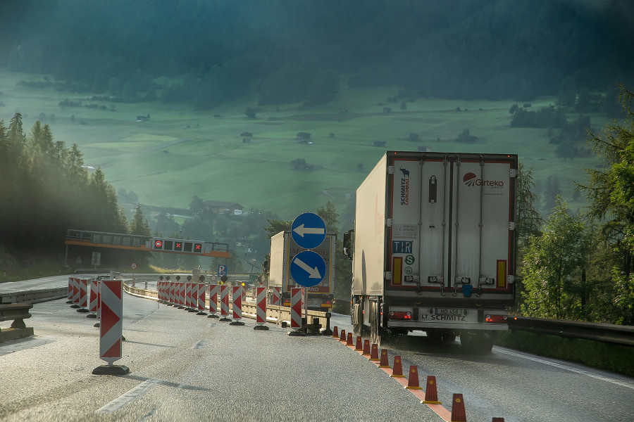Camión carretera obras suiza unsplash