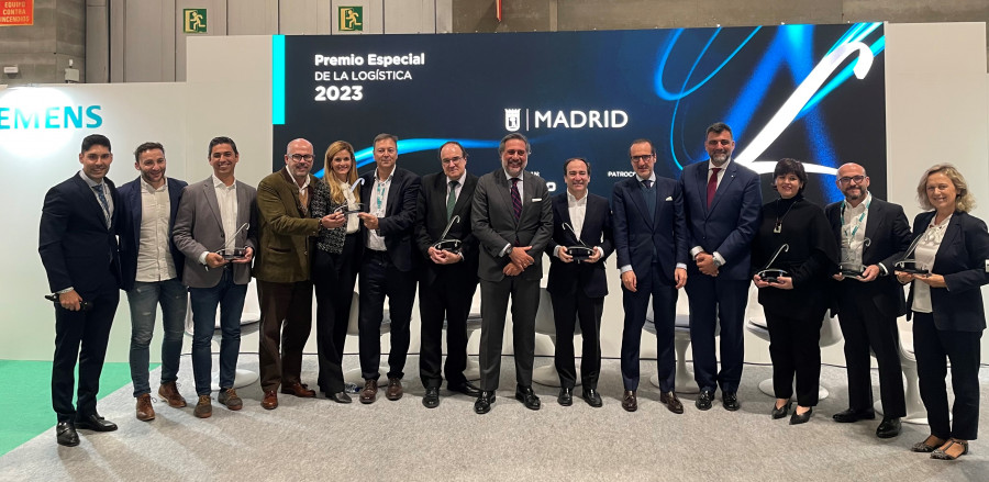 Foto de familia de los Premios Líderes de la Logística 2023 de UNO