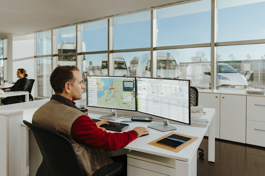 Webfleet Head banner Ev services fleet manager v2 (7)