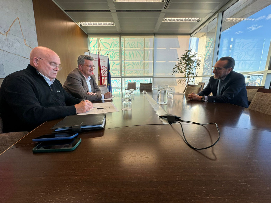 El presidente de UNO, junto al Conseller de Medio Ambiente de la Generalitat Valenciana  y el director general de Transportes. FOTO Cedida por Conselleria de Medio Ambiente