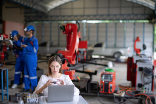 Amazon Business   Q2 ES MI Logistica Professional   iStock 2190326860