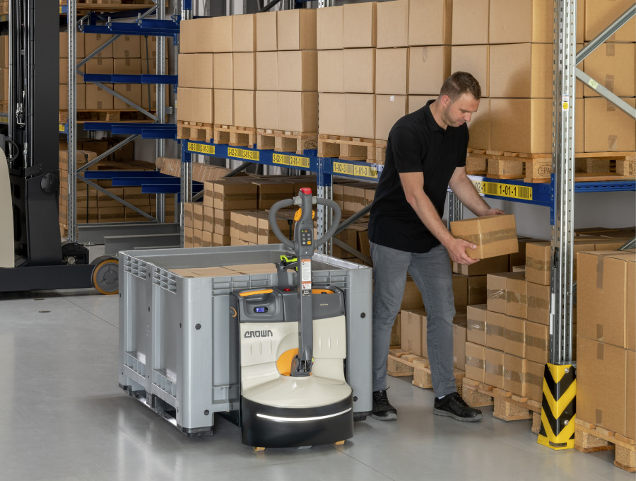 Crown EU WJ50 089 application warehouse High Res